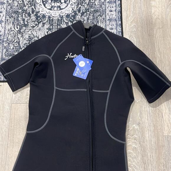 Hebto size small  surfing short wetsuit - Picture 10 of 13